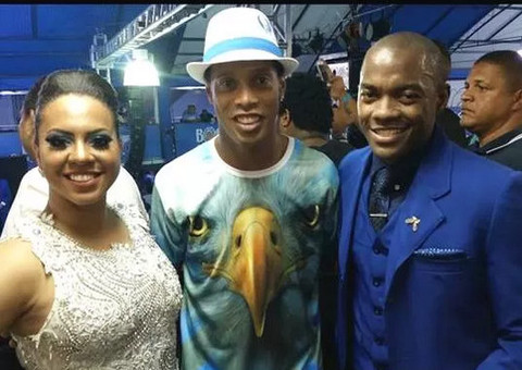  Ronaldo visita quadra da Portela e cai no samba 