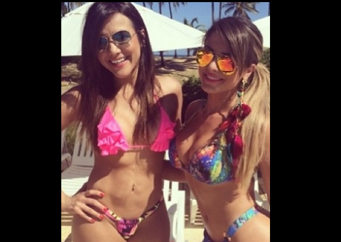 Recém-separada, Babi Rossi curte praia com a amiga
