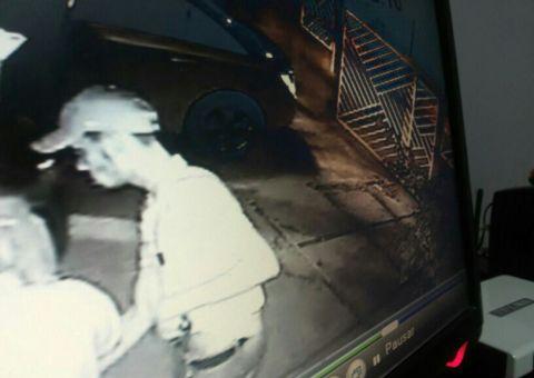 Ladrões usam táxi para seguir vítima e roubam carro