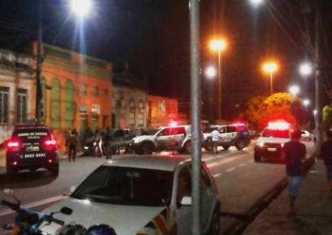 Ladrões roubam carro, provocam acidente e são presos no Centro