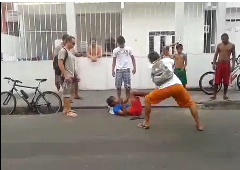 Homem acusado de roubo é espancado  em rua de Manaus