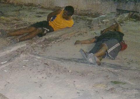 Polícia prende dupla por furto de vidro de ponto de onibus