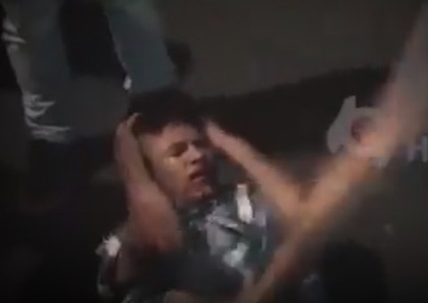 Moradores de Manaus espancam jovem acusado de roubar celular e filmam tudo