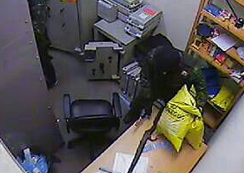 Polícia divulga imagens do roubo no banco Itaú da Compensa