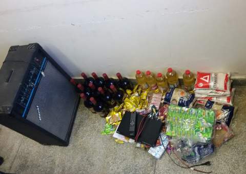 Ladrão entra em mercadinho e rouba vinho, açucar e aparelho de DVD