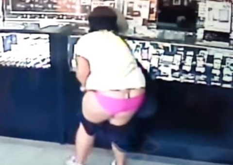 Ladra deixa calças caírem durante assalto de loja