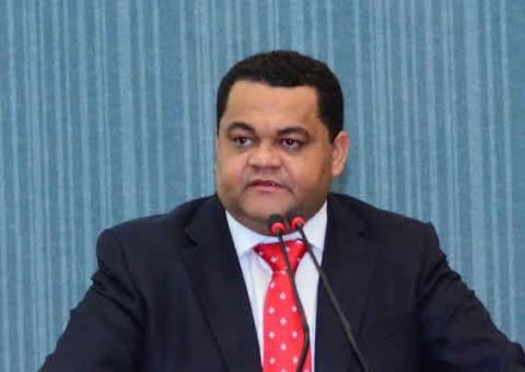 Líder do PSDB lidera número de faltas na Câmara