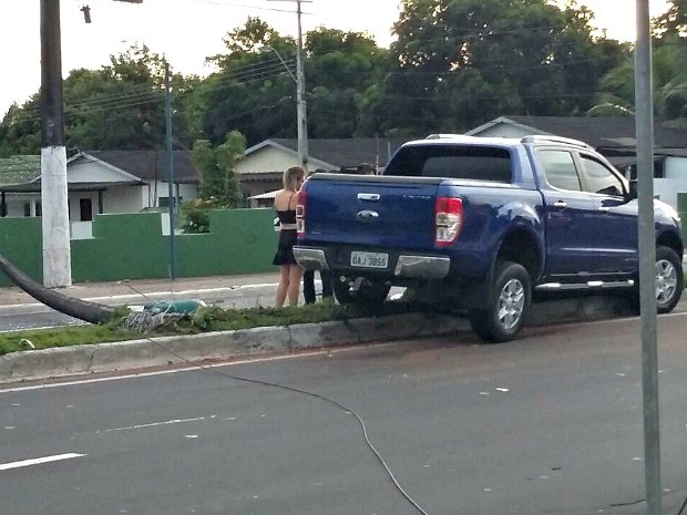 Pick-up perde controle, sobe no canteiro e bate em poste