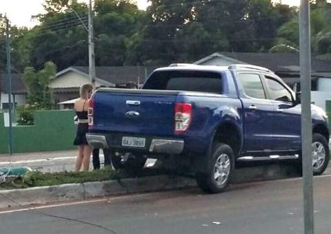 Pick-up perde controle, sobe no canteiro e bate em poste