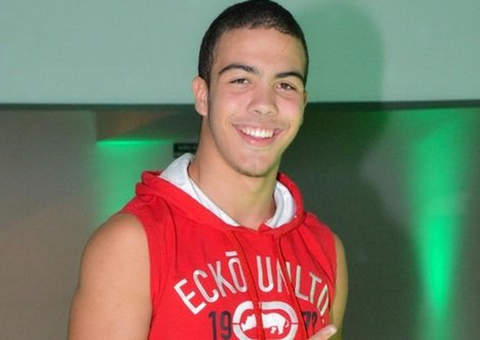 Aos 14 anos, Ronald está vivendo affair com modelo de 27 anos