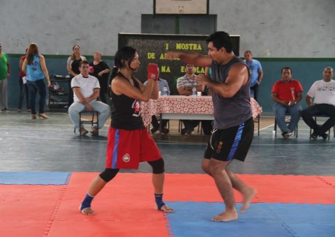 Prática de artes marciais reduz brigas em frente à escola, diz professor