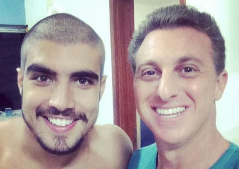  Caio Castro raspou o cabelo