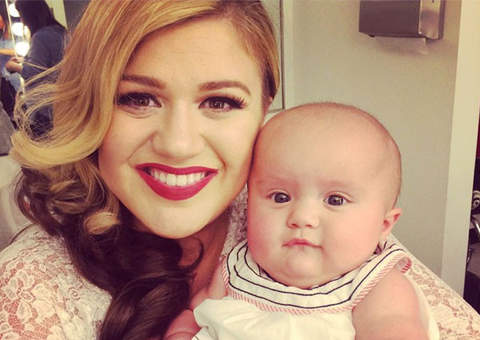 Kelly Clarkson posa com a filha em dia de gravação