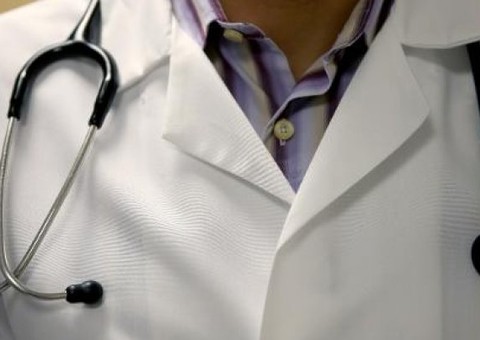 Falso médico japonês é suspeito de sedar, estuprar e filmar 100 mulheres