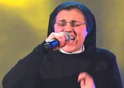  Veja o vídeo da freira que surpreendeu os jurados do The Voice cantando 'No one' de Alícia Keys 