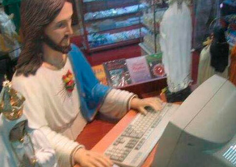 Internautas 'zoam' foto de Fernanda Souza com imagem "Jesus no pescoço"