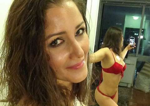 Nana Gouvêa posta foto de lingerie vermelha no instagram