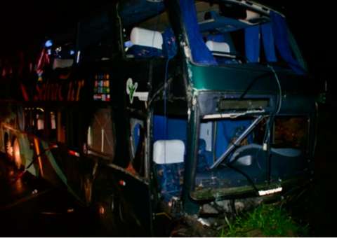 Ônibus da banda Raça Negra capota na BR-101 e deixa vários integrantes feridos