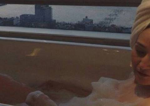 Sonia Abrão sensualizando em banheira de espuma