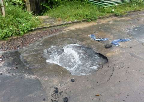 Vazamento de água faz buraco no meio da rua B, no Campos Salles