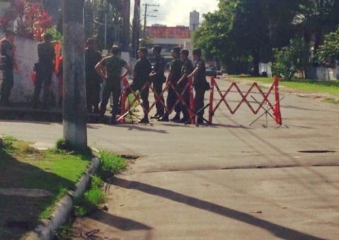 Militares bloqueiam rua no São Jorge