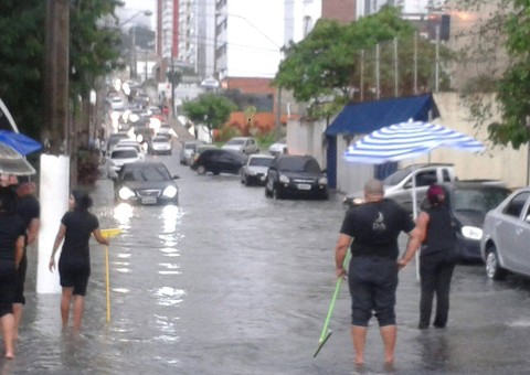 Manaus sofre com a chuva. Ruas e casas tomadas pelas águas; veja