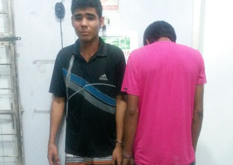 Dupla de supostos traficantes é presa com trouxinhas de cocaína