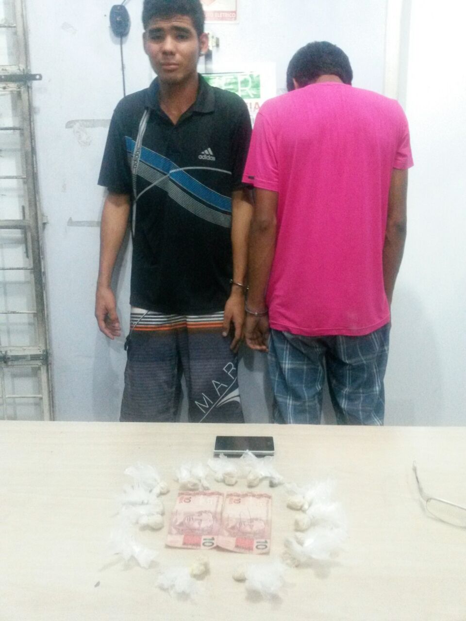 Dupla de supostos traficantes é presa com trouxinhas de cocaína