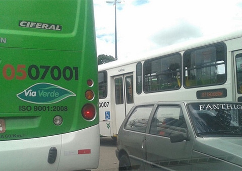 Ônibus usam rua como estacionamento