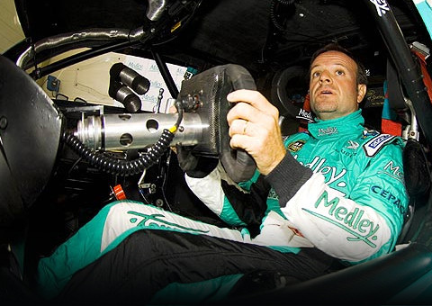 Torcedores flagram Rubens Barrichello no banheiro e postam vídeo na internet