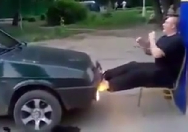  Homem para carro só com a força das pernas