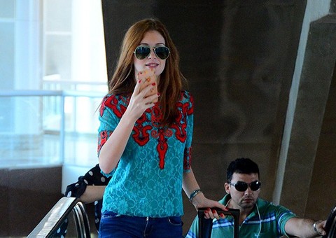 Com bom humor, Marina Ruy Barbosa brinca com paparazzi em aeroporto