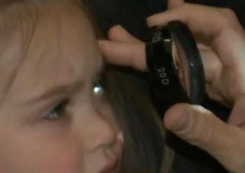  Após foto no Facebook, mãe descobre que filha poderia ficar cega