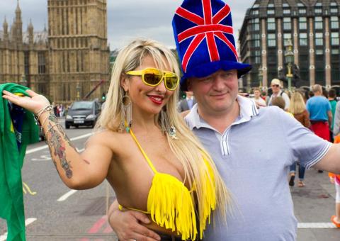 Turista pensa que Sabrina Boing Boing é atração de rua em Londres e paga por foto