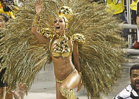  Sabrina Sato mostra corpo sarado no desfile da  Gaviões da Fiel