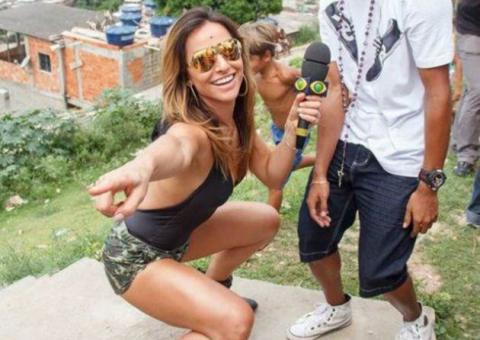 De shortinho curto, Sabrina Sato vai até o chão