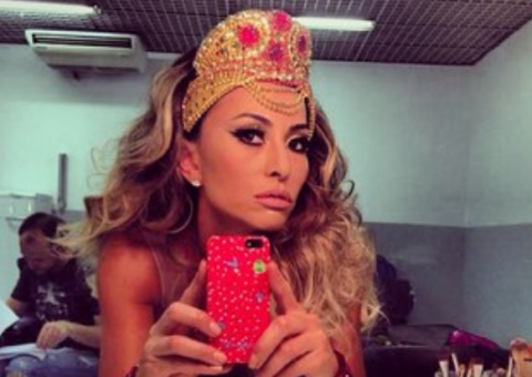 Sabrina Sato faz pose de rainha do camarote
