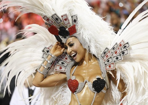 Sabrina Sato arrasa com fantasia da Gaviões da Fiel