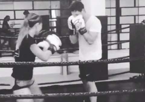 Sabrina treina boxe com o namorado e leva a melhor