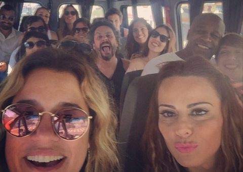 Viviane Araújo leva colegas de "Império" para feijoada da Salgueiro