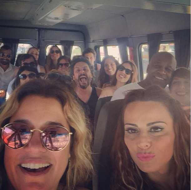 Viviane Araújo leva colegas de "Império" para feijoada da Salgueiro