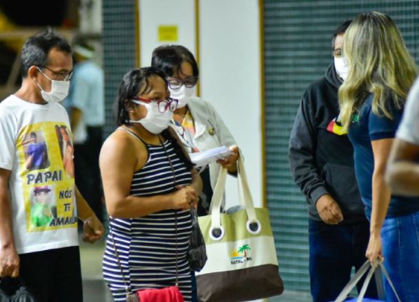 Após vencer a covid-19, mais cinco pacientes retornam a Manaus