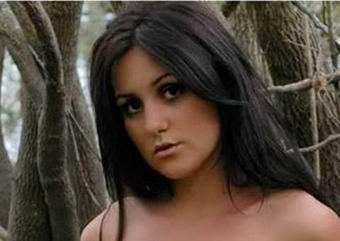   Garota dá surra na melhor amiga após ela virar atriz pornô