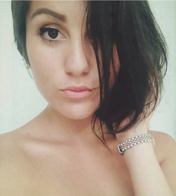   Garota dá surra na melhor amiga após ela virar atriz pornô