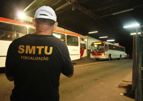 Polícia e SMTU garantem saída de ônibus das garagens
