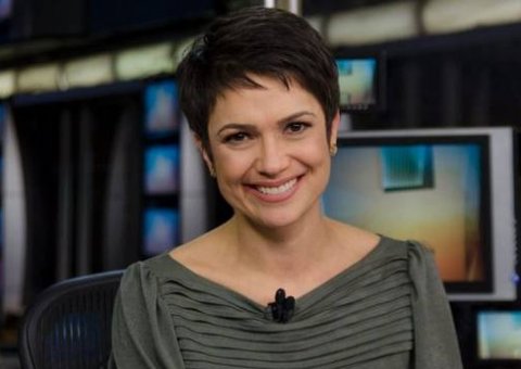 Homem aparece atrás de Sandra Annenberg durante Jornal Hoje ao vivo