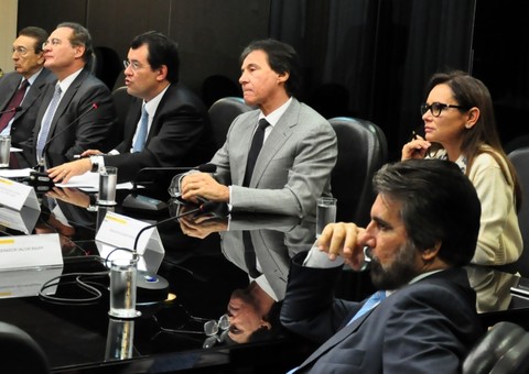 Sandra Braga e senadores do PMDB se reúnem com ministro das Minas e Energia