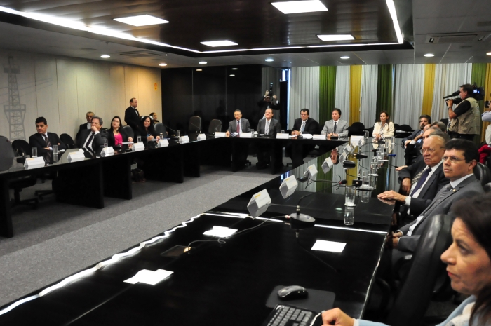 Sandra Braga e senadores do PMDB se reúnem com ministro das Minas e Energia