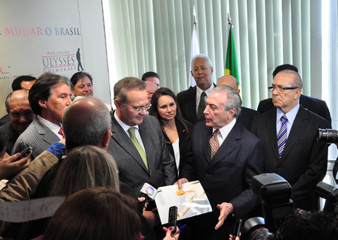 Sandra Braga defende aprimoramento do sistema político brasileiro