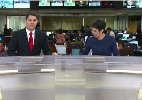 Sandra Annenberg deixa caneta cair ao vivo